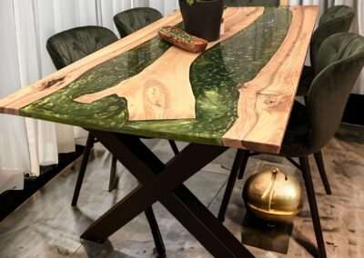 Jídelní stůl z tmavě zeleného epoxidu a dřevěného masívu