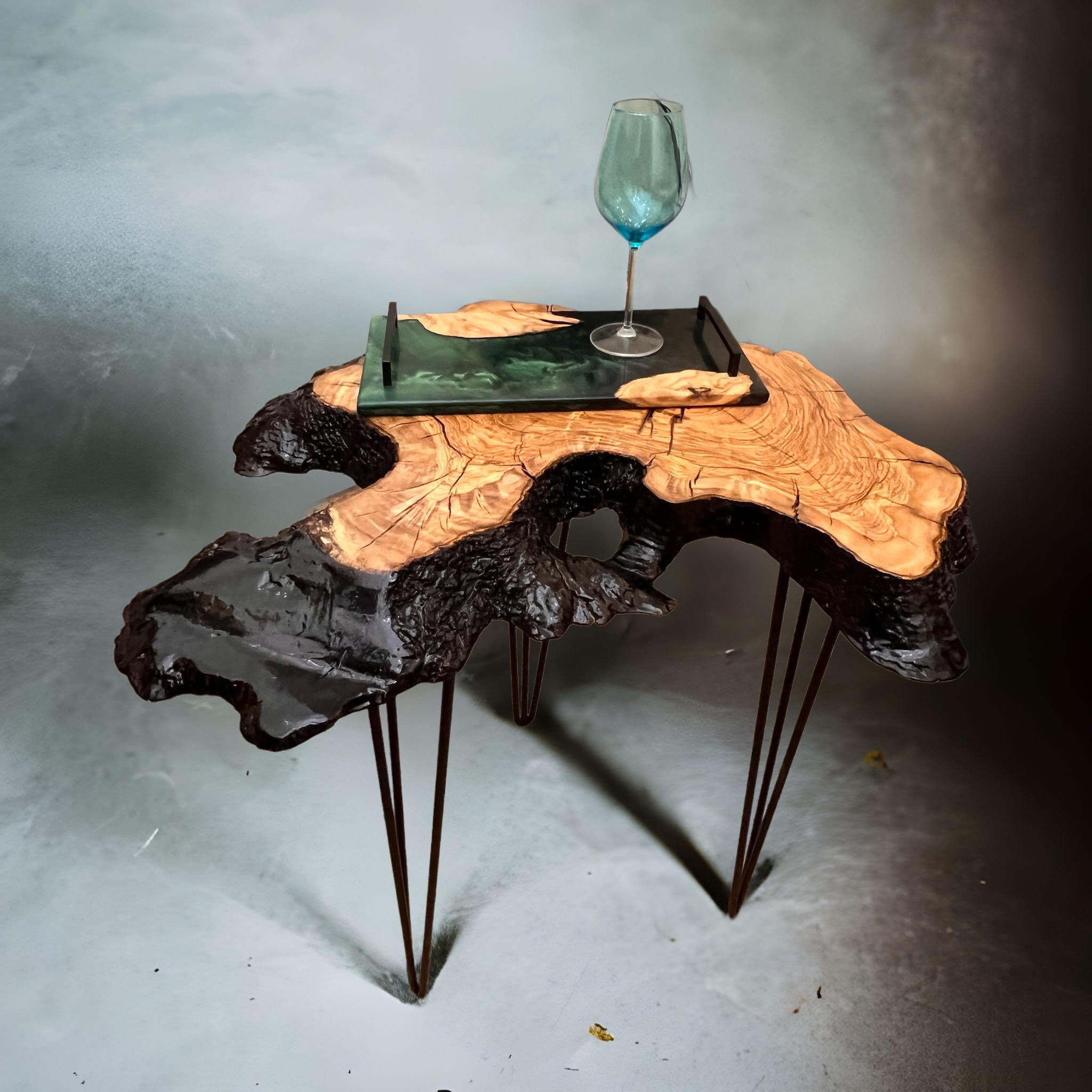 Odkládací stůl z epoxidu a olivového dřeva