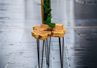 Odkládací stolek Laios s lampou s mechovým designem
