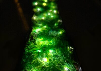 Detail nasvícených umělých rostlin v epoxidu