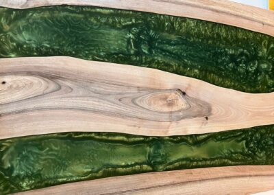 Detail zelené epoxidové pryskyřice a masivního dřeva