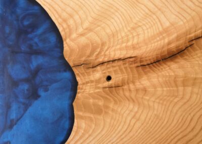 Detaily epoxidu modrého zbarvení a dřeva