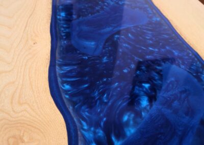 Detaily epoxidu světle modrého zbarvení a dřeva