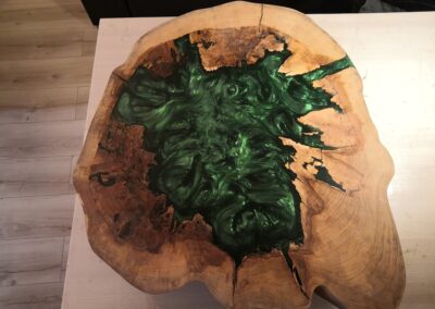 Pohled shora na konferenční stolek se zeleným smaragdovým pigmentem