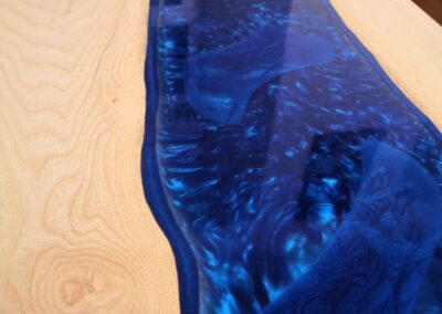 Detaily epoxidu tmavě modrého zbarvení a dřeva