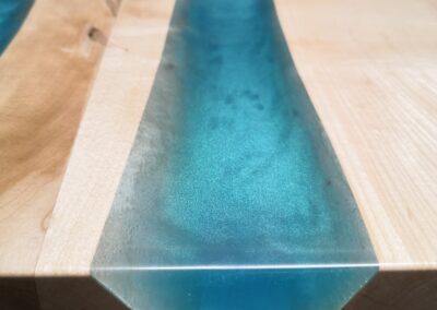 Detaily epoxidu světle modrého zbarvení a dřeva