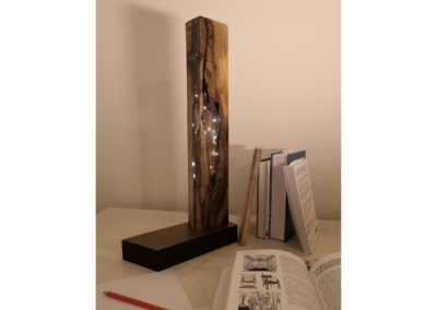 Stolní lampa z epoxidové pryskyřice a masivního dřeva